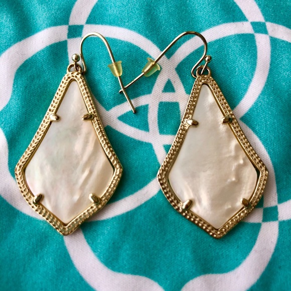 NWOT Kendra Scott Alex Gold Earrings Ivory Pearl - Picture 3 of 5